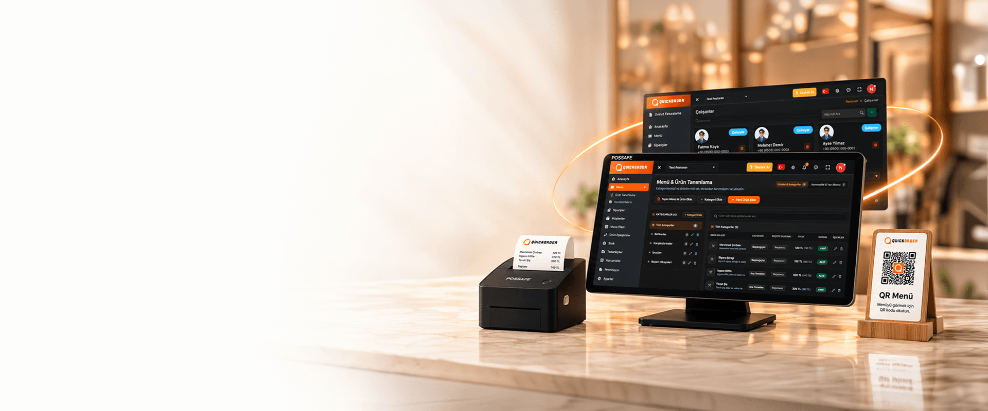 QuickOrder panel ekranları, yazıcı ve QR menü standı ile donatılmış restoran kasa alanı